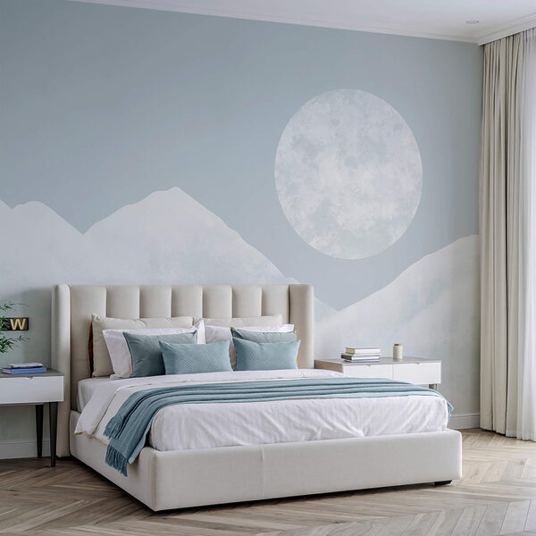 Lua sobre uma montanha nevada