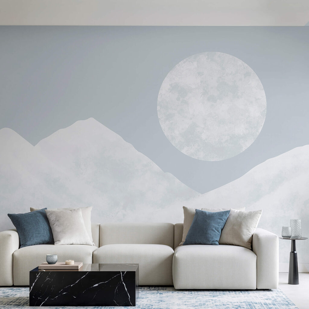 Lua sobre uma montanha nevada