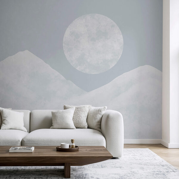 Lua sobre uma montanha nevada